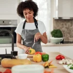Femme cuisinant repas santé pour prévenir le cancer