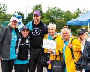 Marc-Antoine Dequoy des Alouettes de Montréal, avec des participants à La marche du Grand défoulement